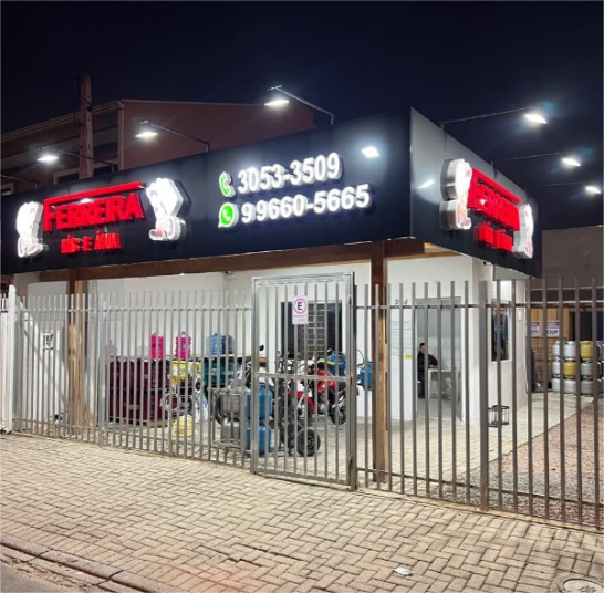 Comprar botijão de gás. Fachada preta e vermelha de loja da Distribuidora de Gás Boqueirão Ferreira Gás
